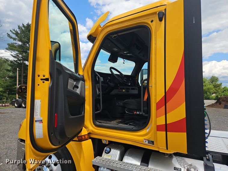 image for item OK9906 2021 Freightliner  Cascadia 126 semi truck