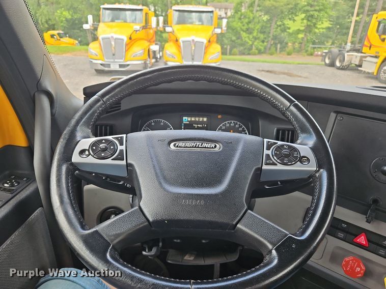 image for item OK9906 2021 Freightliner  Cascadia 126 semi truck