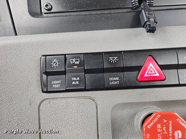 image for item OK9906 2021 Freightliner  Cascadia 126 semi truck