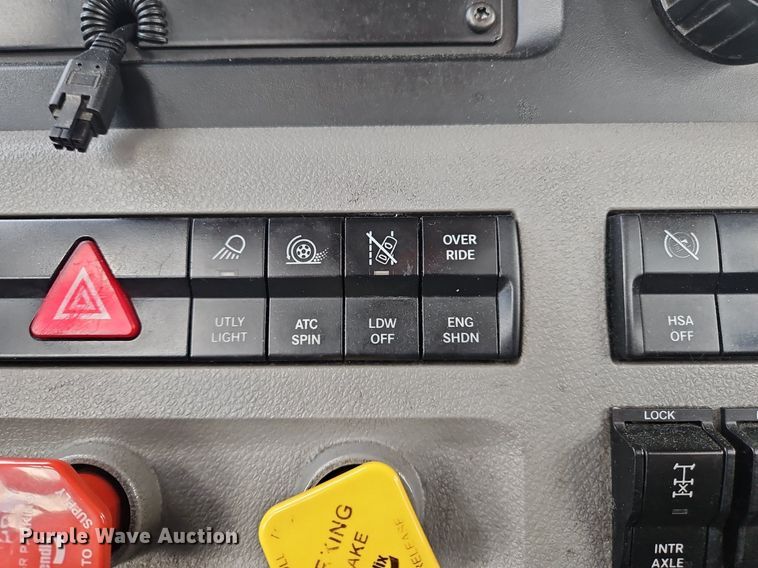 image for item OK9906 2021 Freightliner  Cascadia 126 semi truck