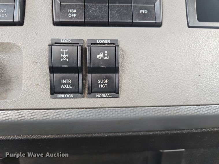 image for item OK9906 2021 Freightliner  Cascadia 126 semi truck