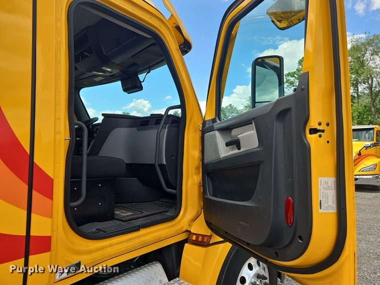 image for item OK9906 2021 Freightliner  Cascadia 126 semi truck