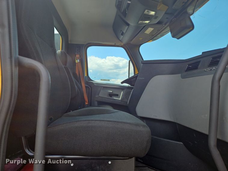 image for item OK9906 2021 Freightliner  Cascadia 126 semi truck