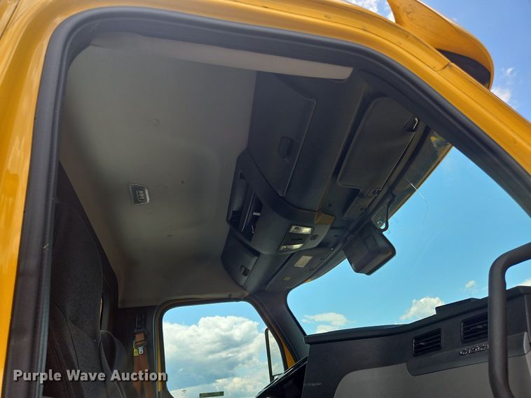 image for item OK9906 2021 Freightliner  Cascadia 126 semi truck