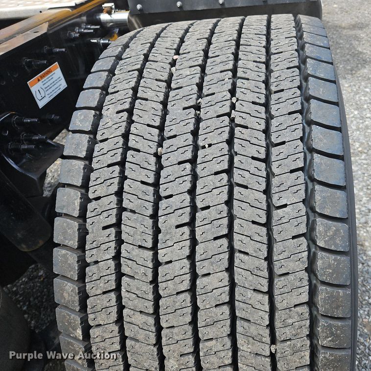 image for item OK9906 2021 Freightliner  Cascadia 126 semi truck