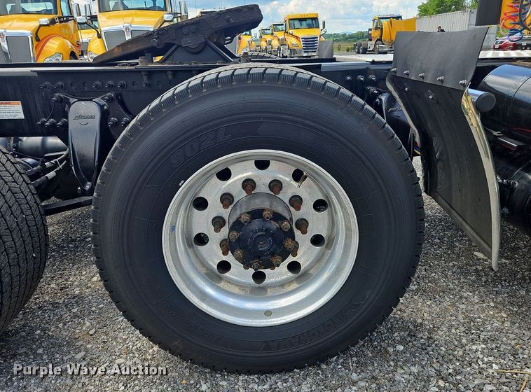 image for item OK9906 2021 Freightliner  Cascadia 126 semi truck