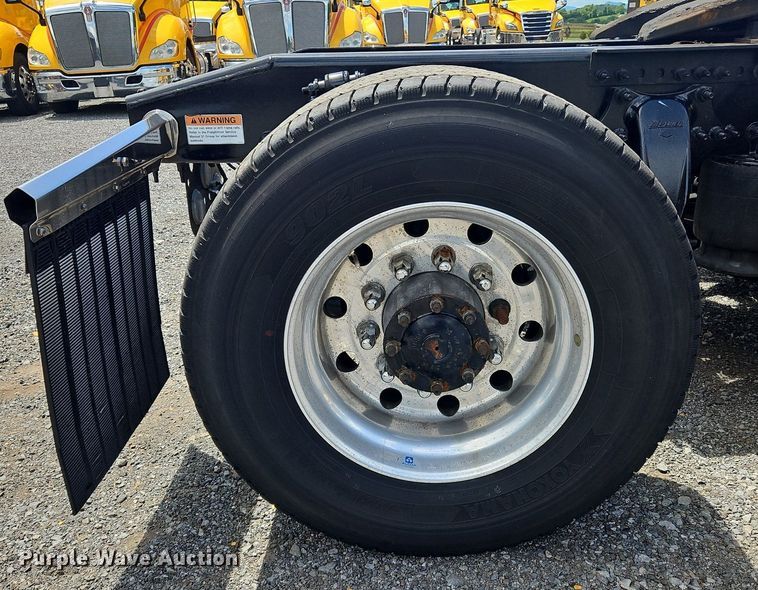 image for item OK9906 2021 Freightliner  Cascadia 126 semi truck