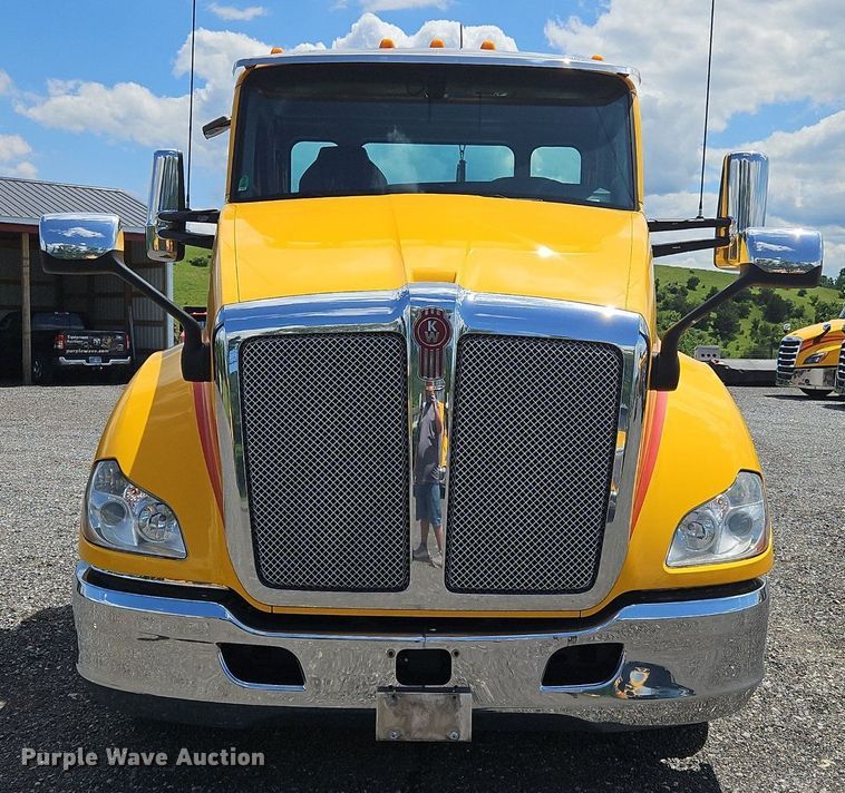 image for item OK9908 2020 Kenworth  T680  semi truck