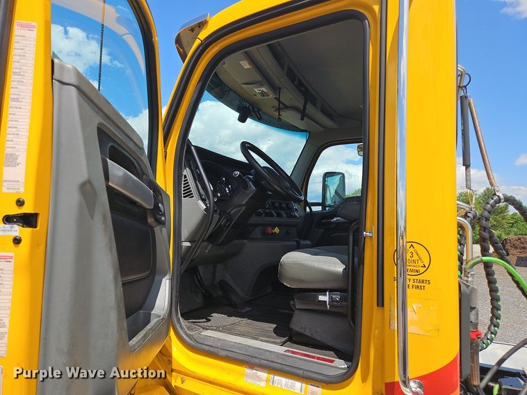 image for item OK9908 2020 Kenworth  T680  semi truck