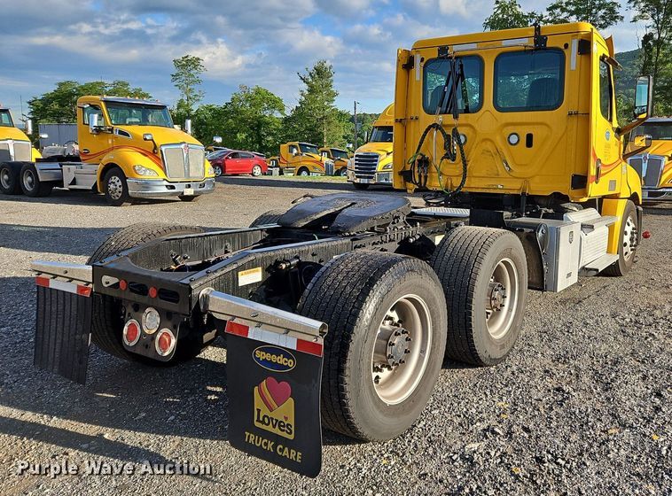 image for item OK9911 2020 Freightliner  Cascadia 126 semi truck