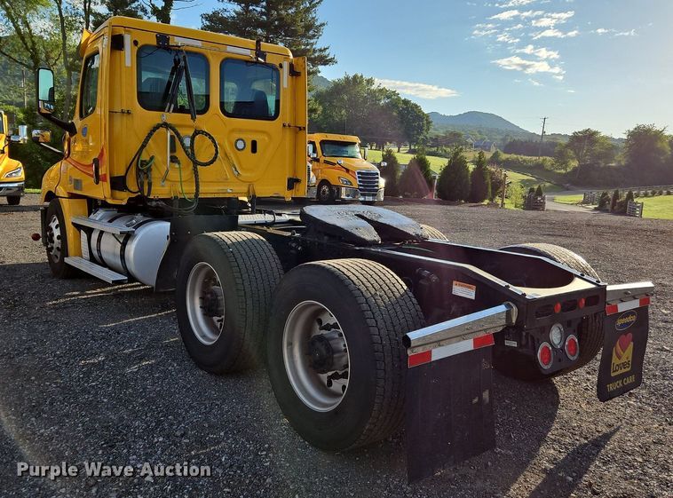 image for item OK9911 2020 Freightliner  Cascadia 126 semi truck