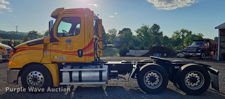 image for item OK9911 2020 Freightliner  Cascadia 126 semi truck