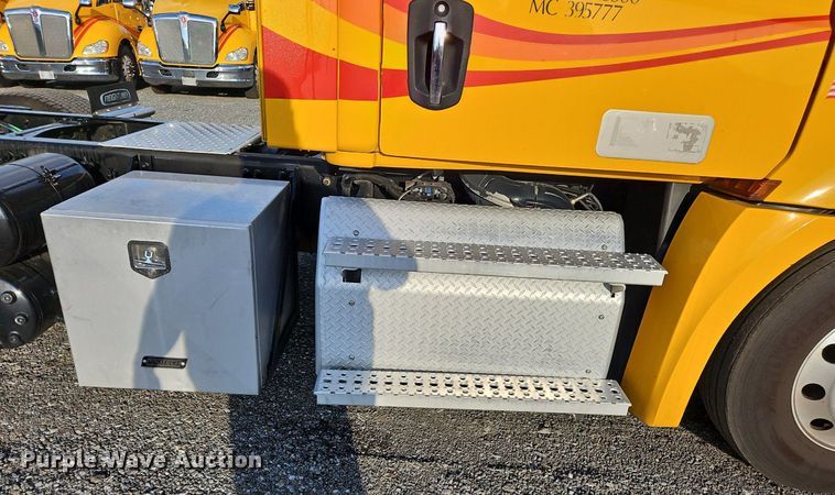 image for item OK9911 2020 Freightliner  Cascadia 126 semi truck