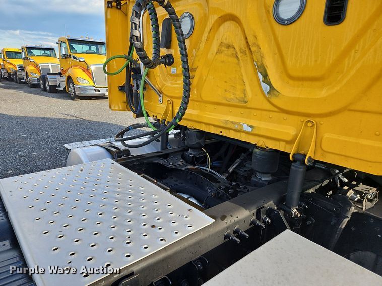 image for item OK9911 2020 Freightliner  Cascadia 126 semi truck