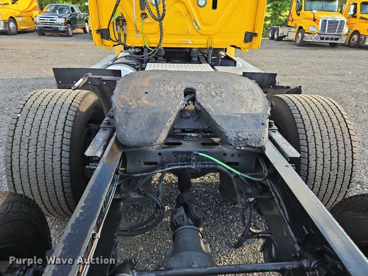 image for item OK9911 2020 Freightliner  Cascadia 126 semi truck