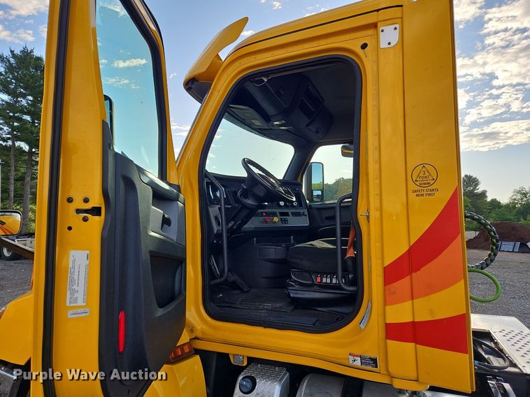 image for item OK9911 2020 Freightliner  Cascadia 126 semi truck