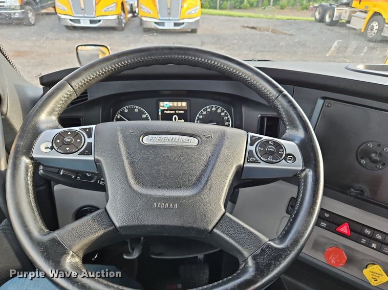 image for item OK9911 2020 Freightliner  Cascadia 126 semi truck