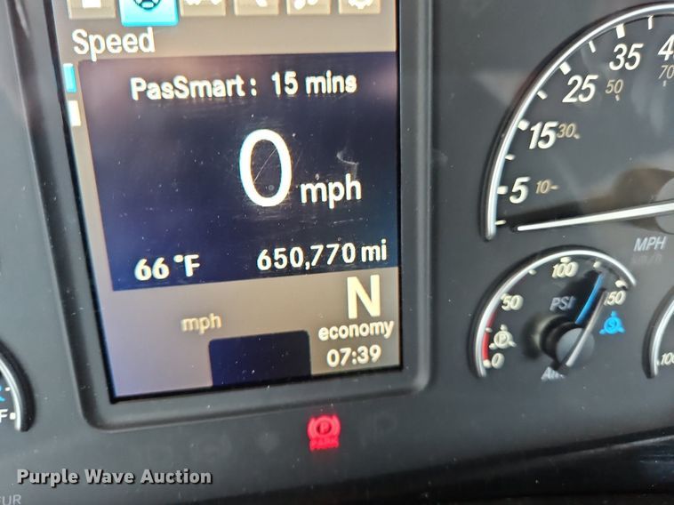 image for item OK9911 2020 Freightliner  Cascadia 126 semi truck