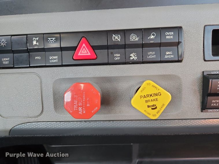 image for item OK9911 2020 Freightliner  Cascadia 126 semi truck