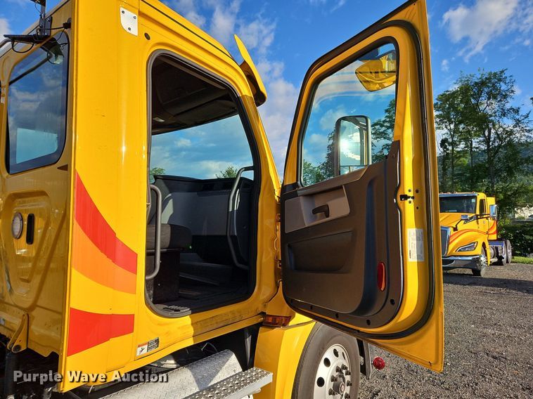 image for item OK9911 2020 Freightliner  Cascadia 126 semi truck