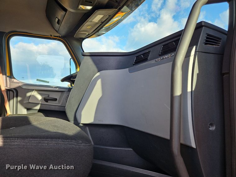 image for item OK9911 2020 Freightliner  Cascadia 126 semi truck