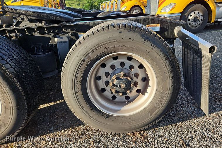 image for item OK9911 2020 Freightliner  Cascadia 126 semi truck