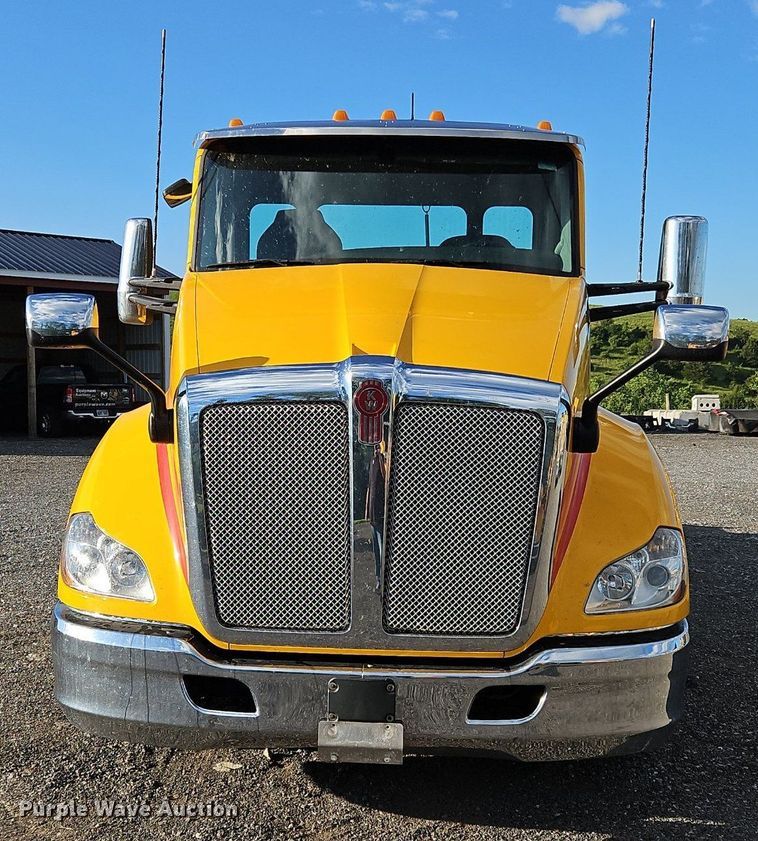 image for item OK9915 2020 Kenworth T680 semi truck