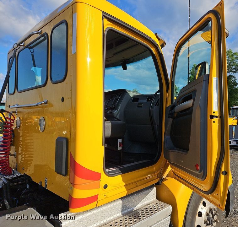 image for item OK9915 2020 Kenworth T680 semi truck