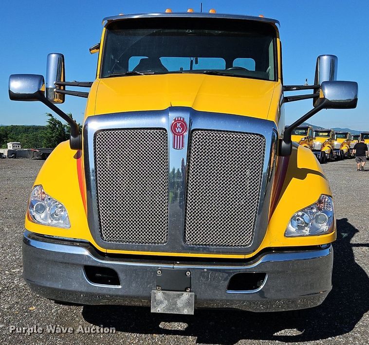 image for item OK9919 2020 Kenworth T680 semi truck