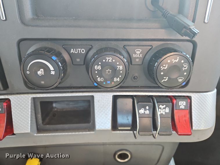 image for item OK9919 2020 Kenworth T680 semi truck