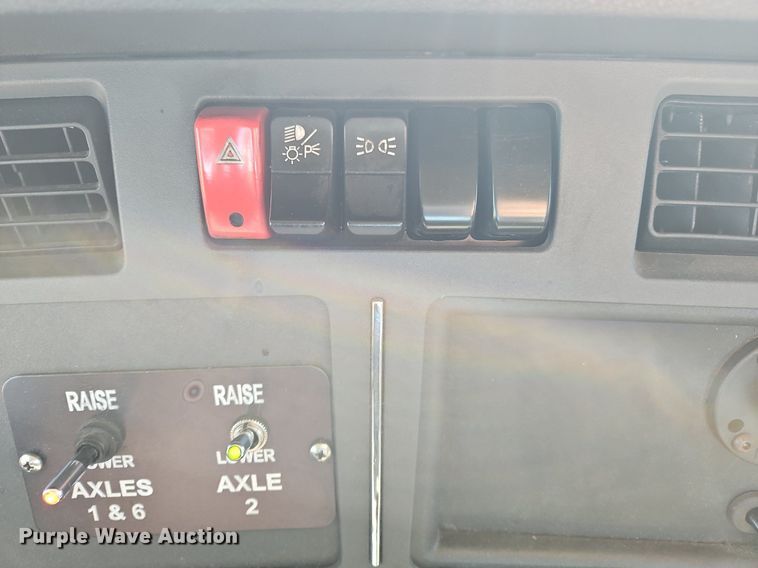 image for item OK9919 2020 Kenworth T680 semi truck