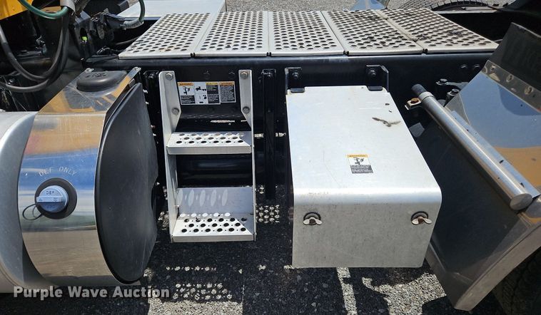 image for item OK9921 2020 Kenworth  T680 semi truck