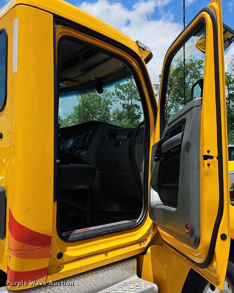 image for item OK9921 2020 Kenworth  T680 semi truck