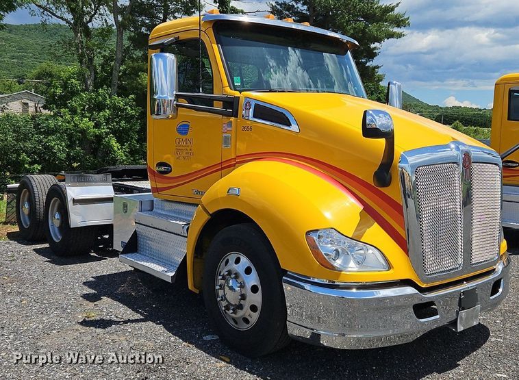 image for item OK9922 2020 Kenworth T680 semi truck