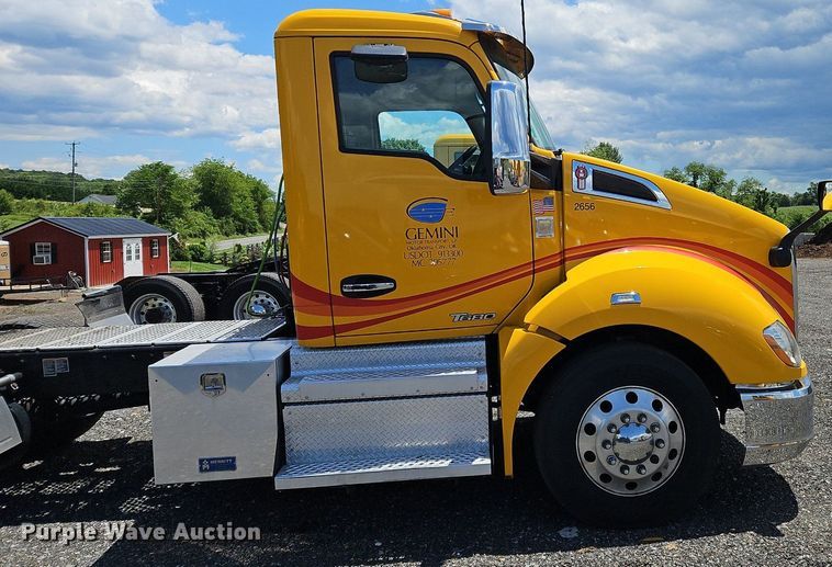 image for item OK9922 2020 Kenworth T680 semi truck