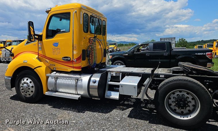 image for item OK9922 2020 Kenworth T680 semi truck