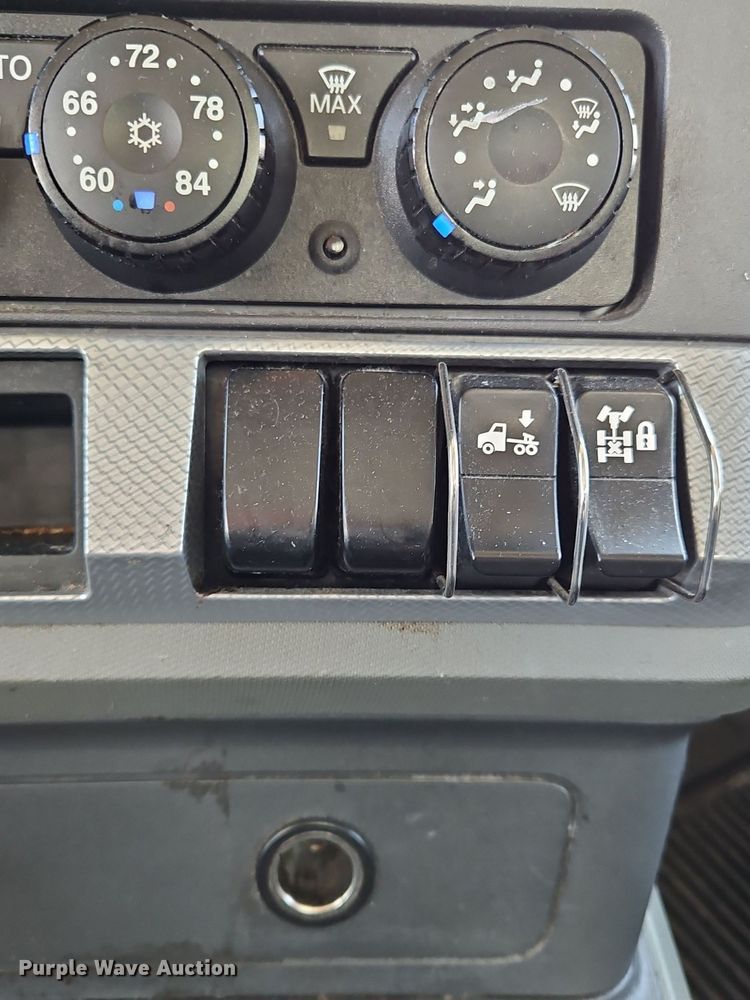 image for item OK9922 2020 Kenworth T680 semi truck