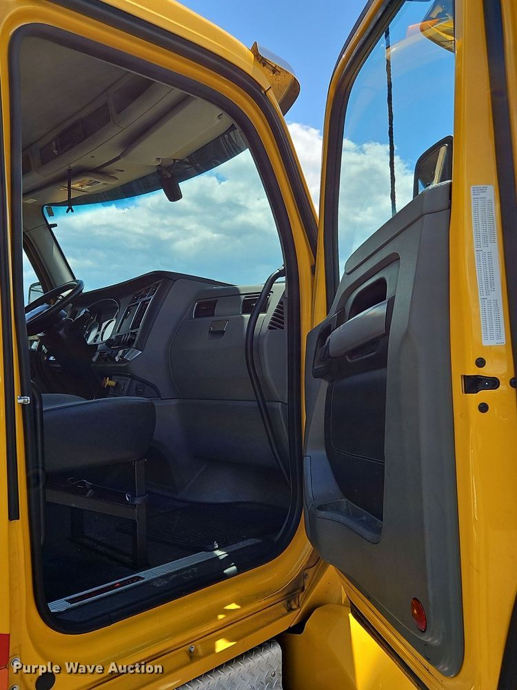 image for item OK9922 2020 Kenworth T680 semi truck