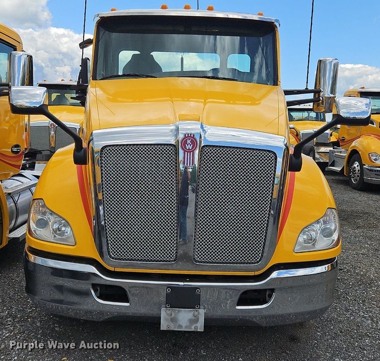 image for item OK9923 2019 Kenworth T680 semi truck