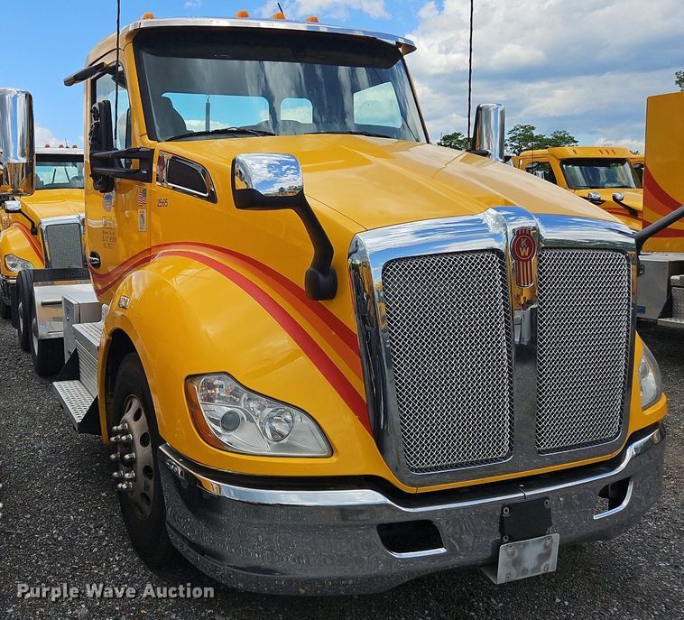 image for item OK9923 2019 Kenworth T680 semi truck