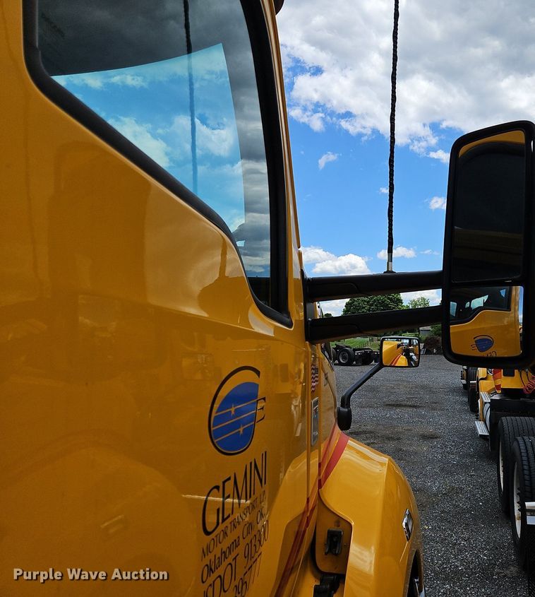 image for item OK9923 2019 Kenworth T680 semi truck