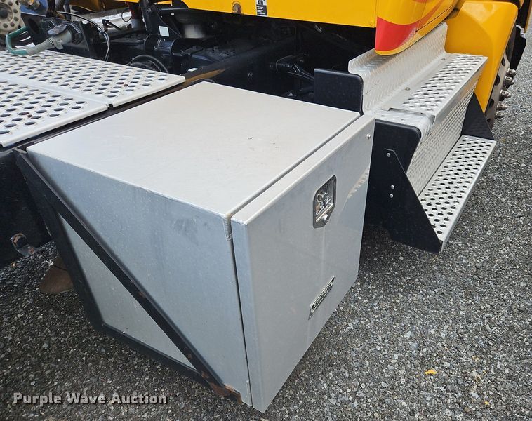 image for item OK9923 2019 Kenworth T680 semi truck