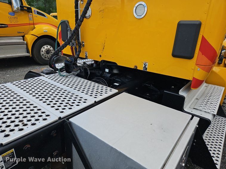 image for item OK9923 2019 Kenworth T680 semi truck