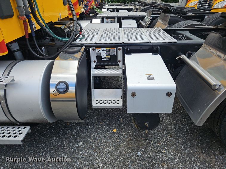 image for item OK9923 2019 Kenworth T680 semi truck