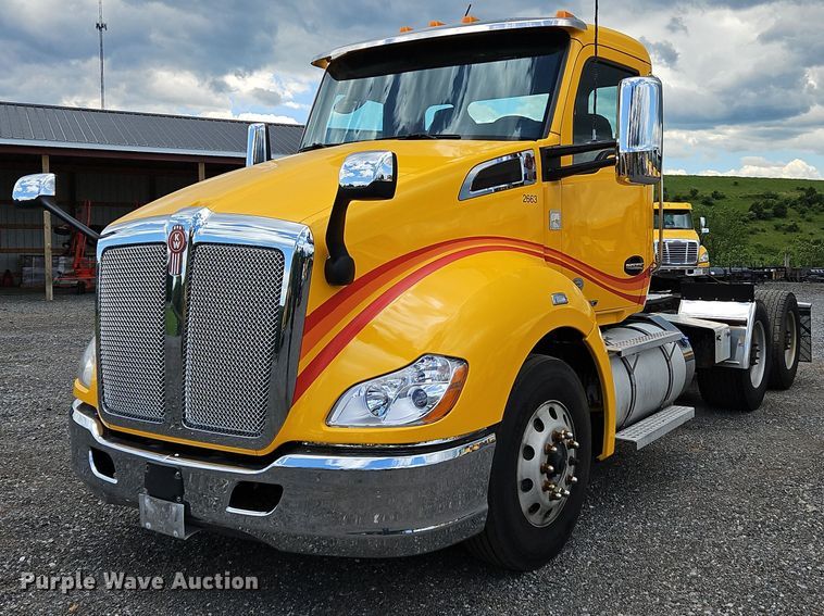 image for item OK9924 2020 Kenworth  T680 semi truck