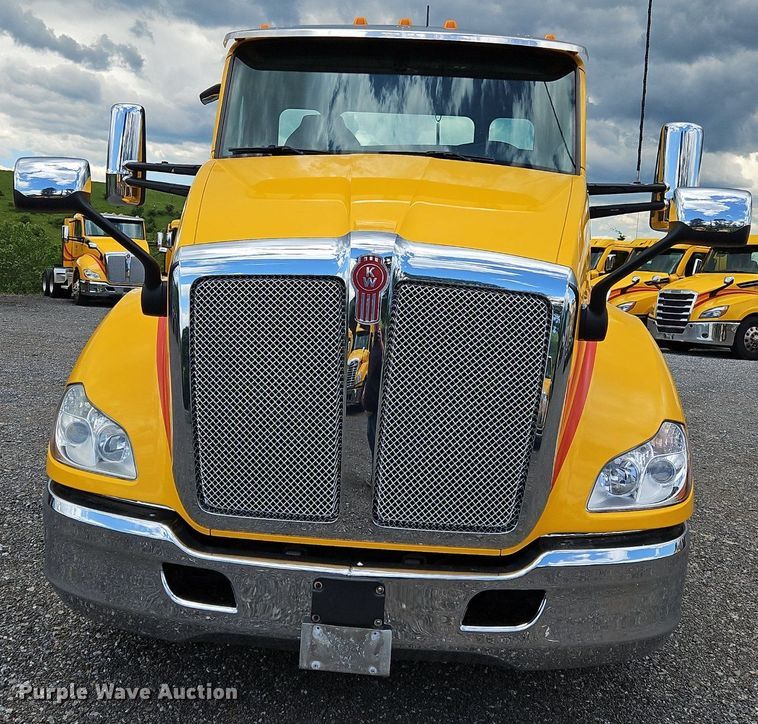 image for item OK9924 2020 Kenworth  T680 semi truck