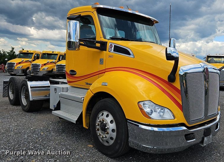 image for item OK9924 2020 Kenworth  T680 semi truck