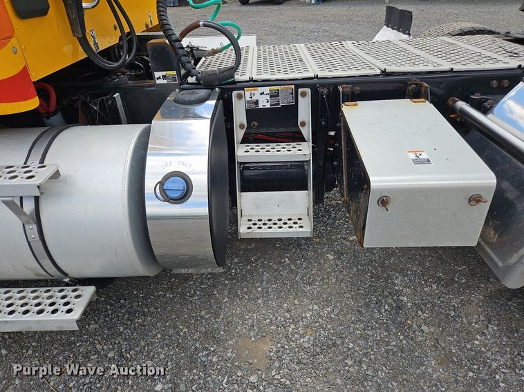 image for item OK9924 2020 Kenworth  T680 semi truck