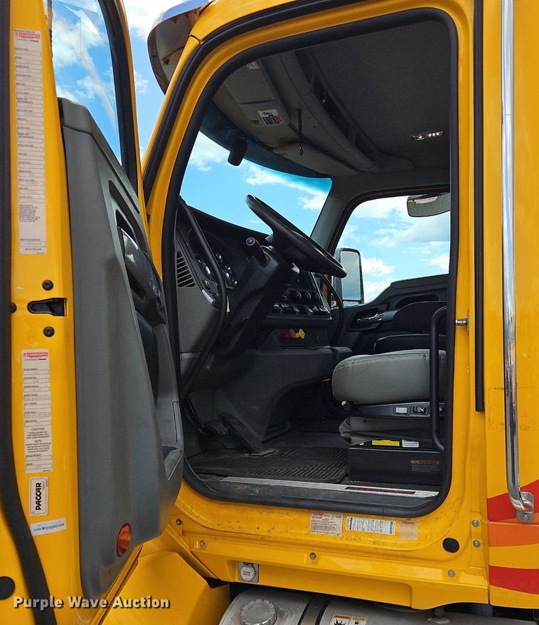 image for item OK9924 2020 Kenworth  T680 semi truck