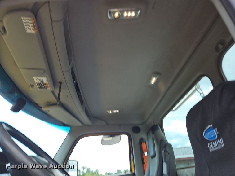 image for item OK9924 2020 Kenworth  T680 semi truck